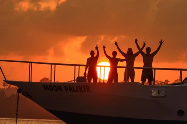 Moon Palikir Surf Charters (Sumatra Barat, Indonesia)