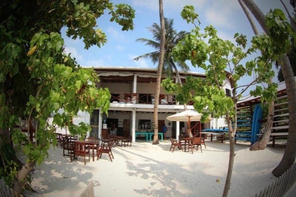 The Perfect Wave Cokes Surfcamp (Thulusdhoo, Maldives)
